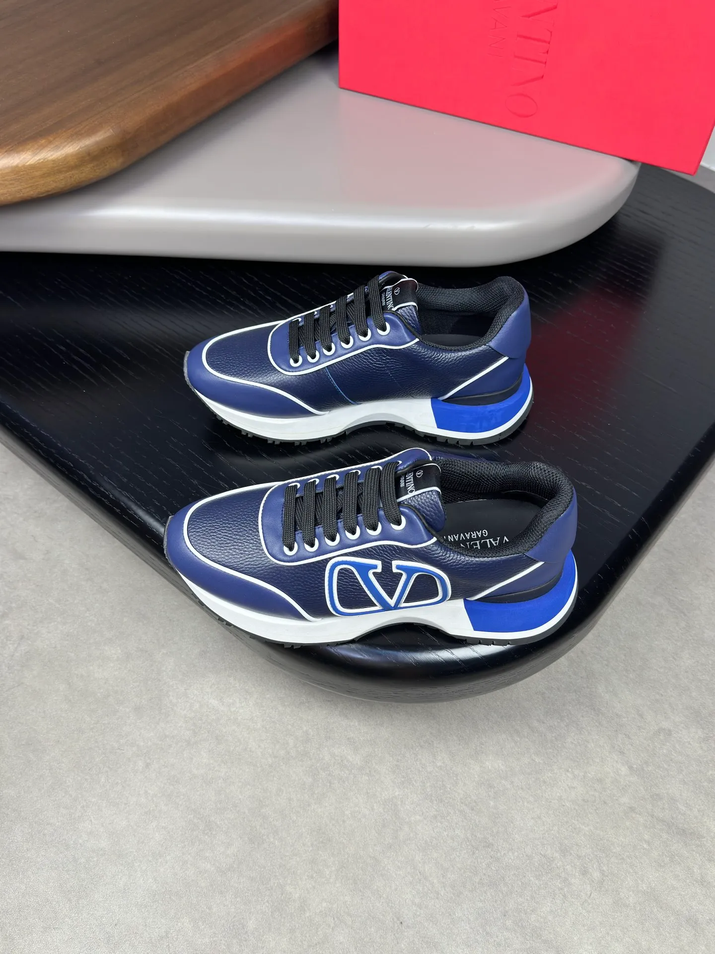 [VALENTINO] Valentino men's shoes 💰500💰 - High-end quality original order - Upper: 🔝 Nappa calf leather, tumbled calf leather, sewn brand plastic totem - Lining: brand mesh canvas, foot pad; water-dyed cow leather - Outsole: multi-color wear-resistant velvet·rubber; combined molded outsole -Super high quality control·Fine workmanship: highlighted (high-end·luxury·grade) -Size :38-44 (45 can be customized)·3300